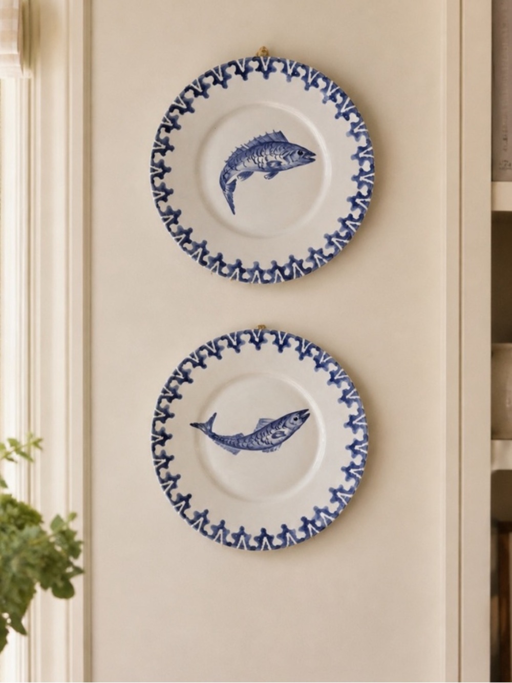 VIETRI Maccarello Fish Plates Set of 2 9.5” Hand Painted Italy Retired